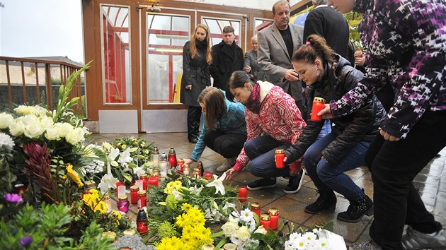 Pietn akce se u rsk stedn koly konala pesn rok po tragdii. Pamtku zavradnho studenta Petra Vejvody pily uctt destky lid.