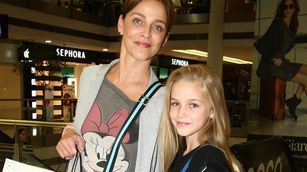 Lucie Zednkov vyrazila s dcerou Amli na nkupy.