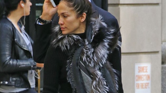 Ani Jennifer Lopezov v teplcch nevypad jako hollywoodsk hvzda.