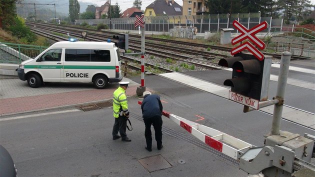 Autobus s dtmi vjel na eleznin pejezd ve chvli, kdy se rozsvtilo erven vstran svtlo (13.10.2015).