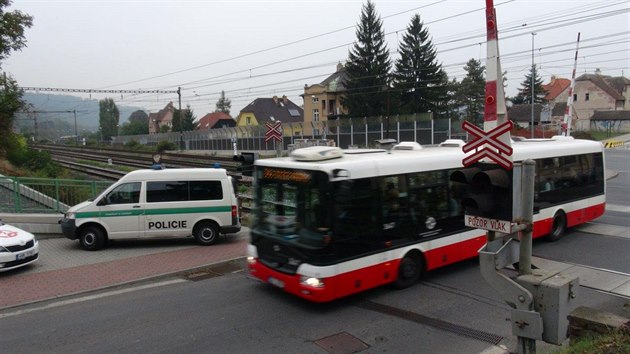 Autobus s dtmi vjel na eleznin pejezd ve chvli, kdy se rozsvtilo erven vstran svtlo (13.10.2015).