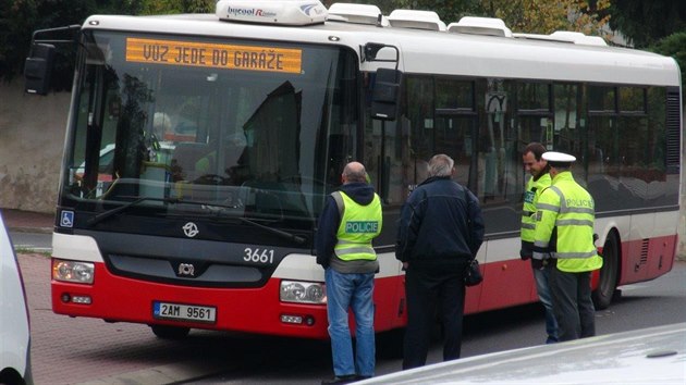 Autobus s dtmi vjel na eleznin pejezd ve chvli, kdy se rozsvtilo erven vstran svtlo (13.10.2015).