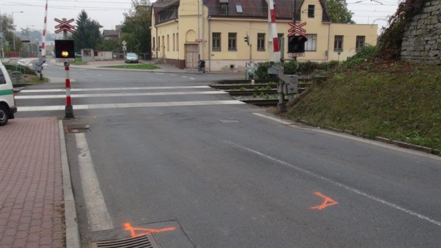 Autobus s dtmi vjel na eleznin pejezd ve chvli, kdy se rozsvtilo erven vstran svtlo (13.10.2015).