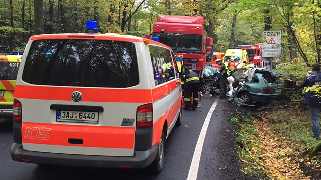 Na Praze-vchod u Ondejova dolo k elnmu stetu nklaku s osobnm autem. idi vozidla byl vn zrann (16.10.2015).