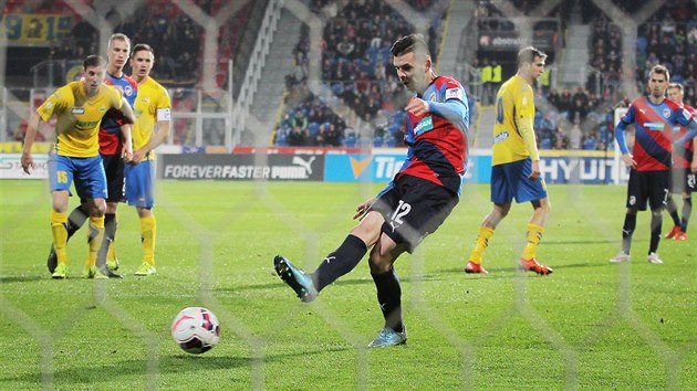 Plzesk Michal uri promuje penaltu proti Zlnu.