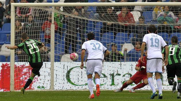 Domenico Berardi ze Sassuola promuje penaltu v utkn proti Laziu.