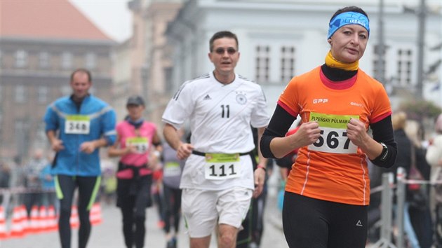 Osm ronk Plzeskho plmaratonu se bel v centru krajskho msta. (10. jna 2015)