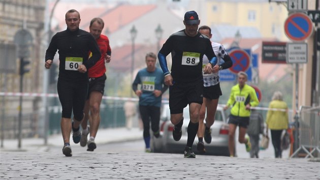 Osm ronk Plzeskho plmaratonu se bel v centru krajskho msta. (10. jna 2015)