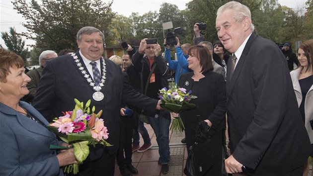 Prezident Milo Zeman s manelkou Ivanou a hejtman Zlnskho kraje Stanislav Mik s manelkou Pavlou.