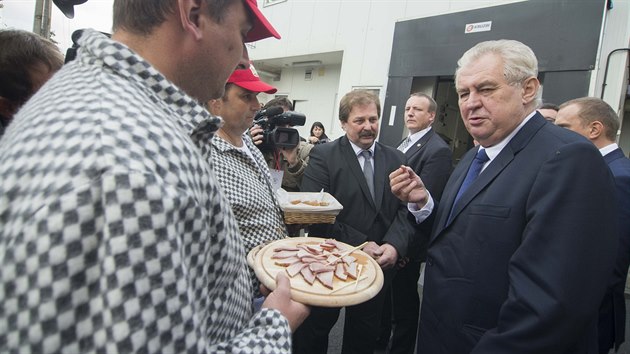 Prezident Milo Zeman pi nvtv eznictv v Lechoticch na Kromsku.