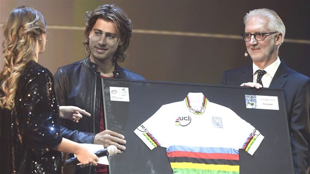 Peter Sagan pebr zarmovan duhov dres. Za pr okamik rm rozbil a dres si oblkl...