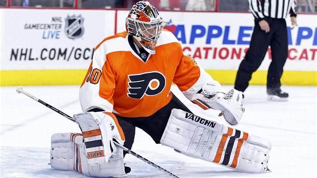 Glman Michal Neuvirth z Philadelphie v duelu s Chicagem.