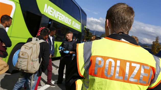 Nmet policist provdj pasovou kontrolu v autobusech, kter projdj po dlnici A93 vedouc z Rakouska do Nmecka (9. jna 2015).