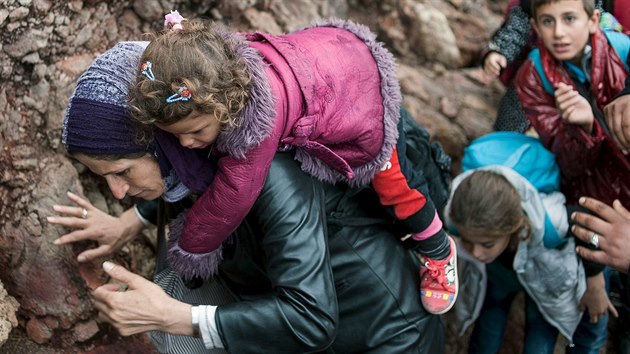 Po vylodn na eckm ostrov Lesbos ek uprchlky jet nron kamenn cesta (11. jna 2015).