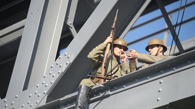 Brati Bubenkovi fotili kalend na steckm elezninm most pro pipravovan film reisra Petra Nikolaeva (11. jna 2015).