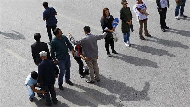 Vzpomnkovho shromdn v Ankae se zastnily tisce lid. Kontrolovali je dobrovolnci (11. jna 2015).