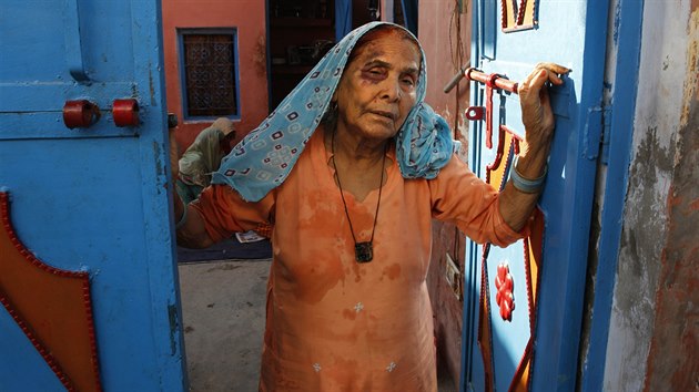 Hnvu vesnian se neubrnila ani matka Mohammada Achlaka, kterho hinduist ubili proto, e jedl hovz. (13. jna 2015)