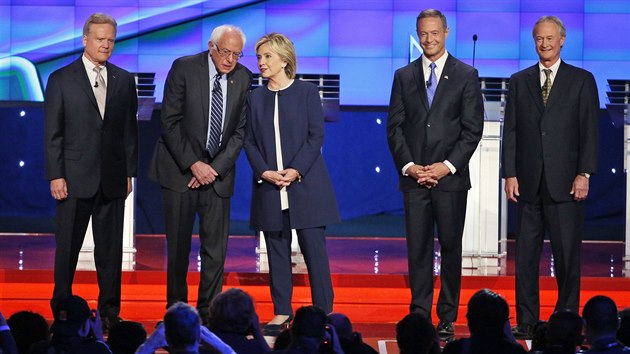 Demokratičtí kandidáti na prezidenta USA během televizní debaty CNN. Zleva Jim Webb, Bernie Sanders, Hillary Clintonová, Martin O’Malley a Lincoln Chafee (14. října 2015).