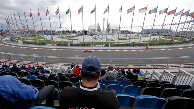 Rusk divk sleduje v Soi trninky na Velkou cenu formule 1, prv kolem nj projd Sebastian Vettel.
