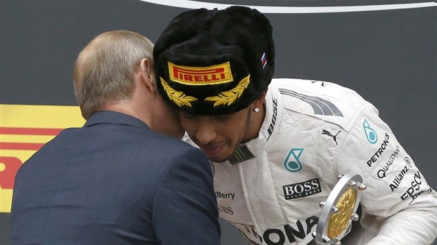 Lewis Hamilton pijm od Vladimira Putina gratulace k vtzstv ve Velk cen Ruska.