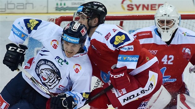 Libereck tonk Vt Jonk a olomouck tonk Michal Vodn v souboji. Vykukuje glman Branislav Konrd.