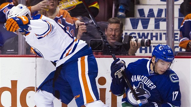 Radim Vrbata (vpravo) z Vancouveru pad po souboji s Benoitem Pouliotem z Edmontonu.