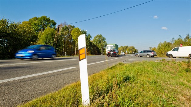 Nebezpen kiovatka na silnici I/11 mezi Tebechovicemi a Krovicemi.