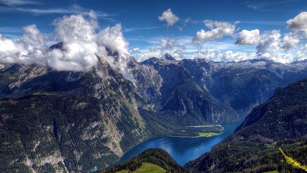 Z hraninho hebene Berchtesgadenskch Alp se otevraj pohledy na jezero Knigssee.