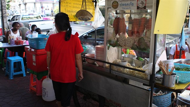 Street food. Na ulicch v Bangkoku stoj stovky stnk, kter se specializuj na ppravu jednoho i dvou jdel.