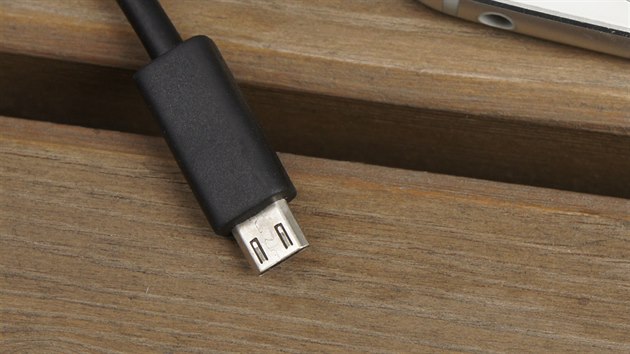 Micro USB kabel slou pro penos dat i nabjen telefon