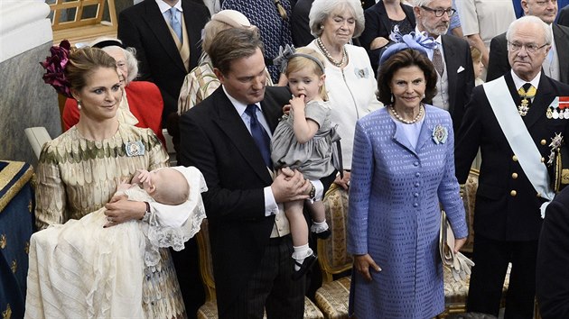 vdsk princezna Madeleine, jej syn princ Nicolas, manel Chris ONeill, jejich dcera princezna Leonore, krlovna Silvia a krl Carl XVI. Gustaf na ktu malho prince (Stockholm, 11. jna 2015)