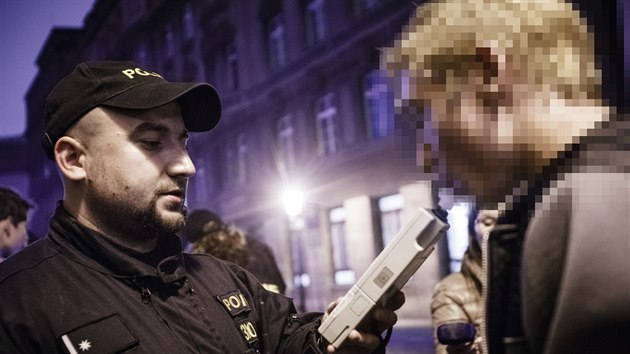 Policejn akce na kontrolu nalvn alkoholu nezletilm probhla v cel republice. Na snmku policie R kontroluje konzumaci alkoholu mladistvch v barech okolo Vclavskho nmst na Praze 1 (9. 10. 2015).