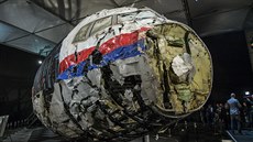 Trosky malajsijského boeingu na základně v nizozemském městě Gilze Rijen (13.... Trosky malajsijského boeingu na základně v nizozemském městě Gilze Rijen (13....