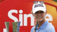 Jessica Kordová pózuje s trofejí za vítězství na turnaji v Kuala Lumpuru. Jessica Kordová pózuje s trofejí za vítězství na turnaji v Kuala Lumpuru.