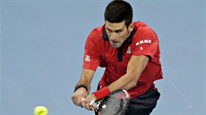 Novak Djokovi ve finálovém souboji s Rafaelem Nadalem.