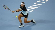 Rafael Nadal odvrací úder Novaka Djokovie na turnaji v Pekingu.