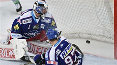 Marek Čiliak z Komety inkasuje první gól. Vpravo útočník Radim Zohorna. Marek Čiliak z Komety inkasuje první gól. Vpravo útočník Radim Zohorna.