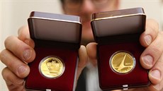 Autorem návrhu mince s Mariánským mostem je výtvarník Vojtěch Dostál z Jablonce... Autorem návrhu mince s Mariánským mostem je výtvarník Vojtěch Dostál z Jablonce...