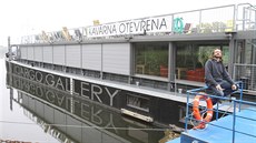 Jeden ze zakladatelů Cargo Gallery Dan Adam na lodi Niké. Jeden ze zakladatelů Cargo Gallery Dan Adam na lodi Niké.