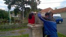 V září členové spolku umístili na betonový podklad původní podstavec nalezený v... V září členové spolku umístili na betonový podklad původní podstavec nalezený v...