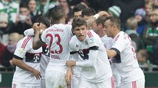 Fotbalisté Bayernu (v bílém) slaví první gól Thomase Müllera v zápase s Brémami.