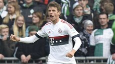 Nmec Thomas Müller (vlevo) slaví gól proti Werderu Brémy v utkání 9. kola...