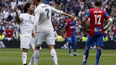 Marcelo a Cristiano Ronaldo slaví druhý gól do sít Levante v zápase 8. kola...