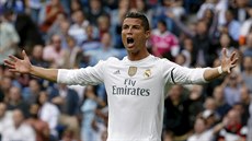 Portugalec Ronaldo se vzteká bhem zápasu devátého kola proti Levante, kterému...