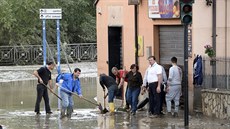 Vydatné deště způsobily záplavy a sesuvy půdy na jihu Itálie (16. října 2015) Vydatné deště způsobily záplavy a sesuvy půdy na jihu Itálie (16. října 2015)