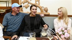 Herec Pavel Nečas s Mahulenou Bočanovou a Evou Herec Pavel Nečas s Mahulenou Bočanovou a Evou