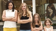 Bára Kodetová s dcerami. Nejstarší je Lilly Marie Kodetová, v černých šatech... Bára Kodetová s dcerami. Nejstarší je Lilly Marie Kodetová, v černých šatech...