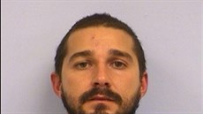 Shia LaBeouf na policejním snímku, do vazby putoval za výtržnictví, 9. října... Shia LaBeouf na policejním snímku, do vazby putoval za výtržnictví, 9. října...