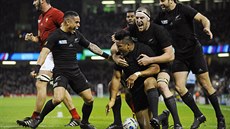 Novozélandský útoník Julian Savea pijímá gratulace poté, co proti Francii ve...