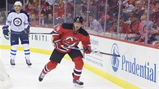 Útočník Jiří Tlustý čeká na přihrávku za brankou Winnipegu. Útočník Jiří Tlustý čeká na přihrávku za brankou Winnipegu.